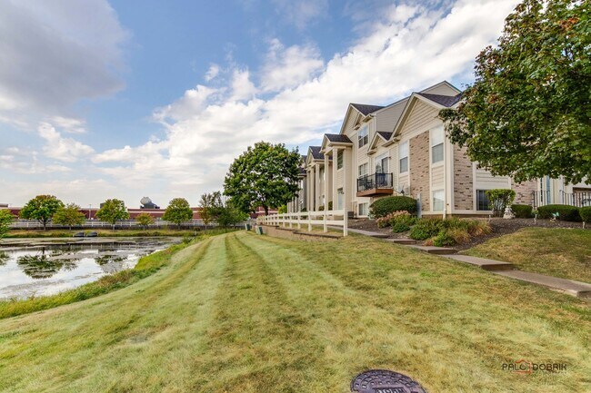 Foto del edificio - 921 Summit Creek Dr