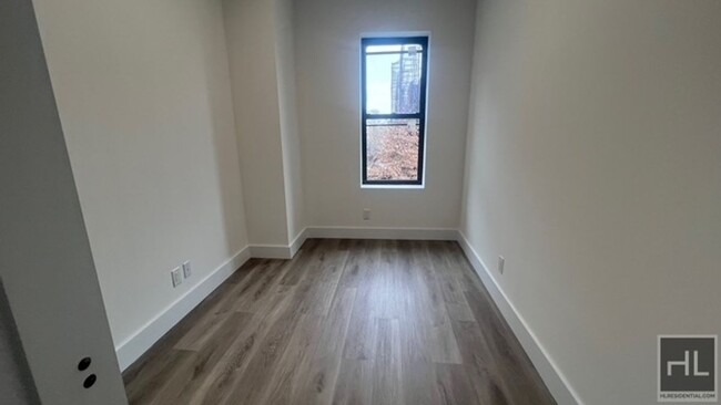 Foto del edificio - FRESHLY GUT RENOVATED LARGE 1 BEDROOM ROGE...