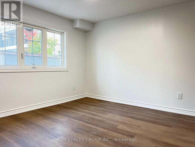 Photo du bâtiment - 27 Macadam Rd