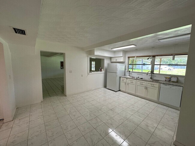 Foto del edificio - Spacious 2BR 2BA Home w/ Laundry on site + Driveway Parking + Patio & Yard in Miami