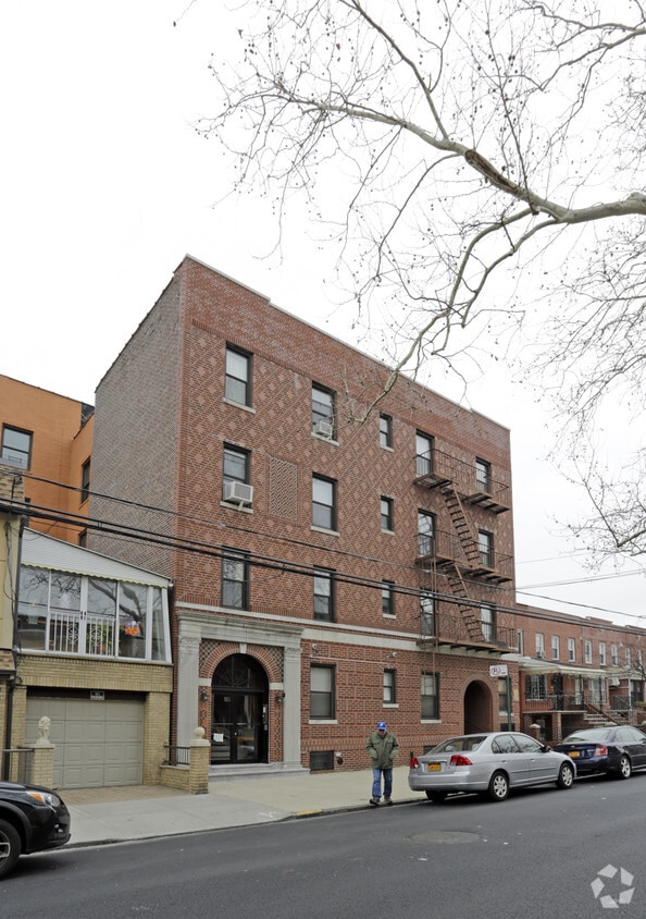 Building Photo - 2357 33rd St