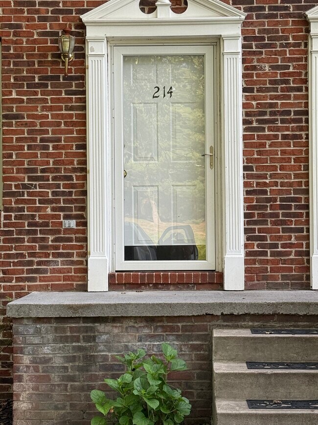 Foto del edificio - 214 Hunter Run Rd