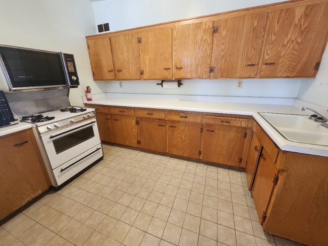 Building Photo - 525 S Rosemont Ave