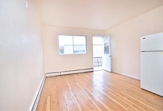 Building Photo - 5665 Boul Henri-Bourassa E