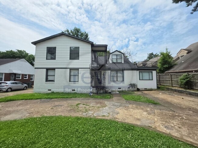 Foto del edificio - Half off the First Months Rent! Freshly Re...