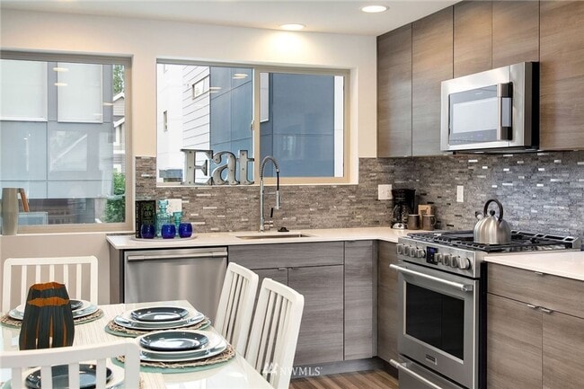 Building Photo - Beautifully Situated Fremont Townhouse