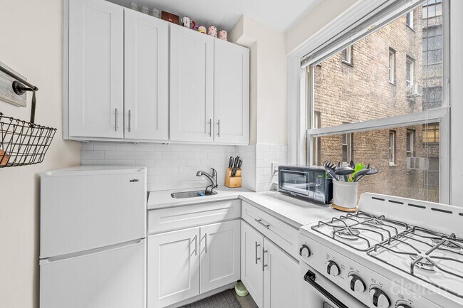 Building Photo - 321 E 43rd St
