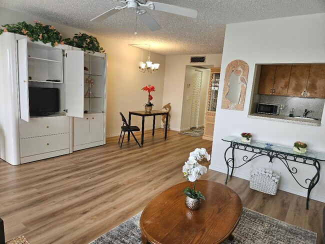 Foto del edificio - 300 Village Green Cir S