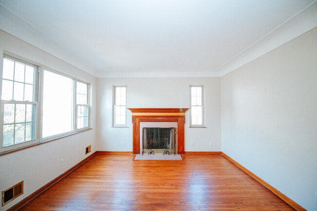 Foto del edificio - 2303 Mellwood Ave