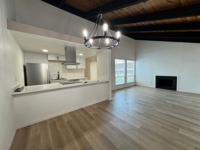 Foto del edificio - Completely Remodeled Three Bed, Two Bath D...