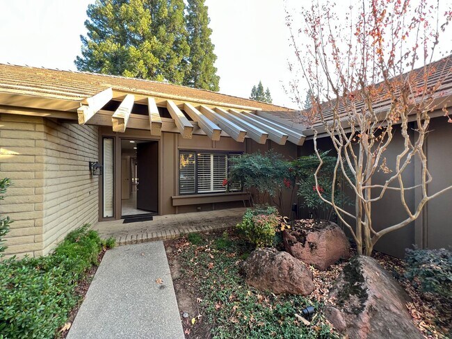 Building Photo - 4 Bed / 2 Bath | Gold River Home Available...