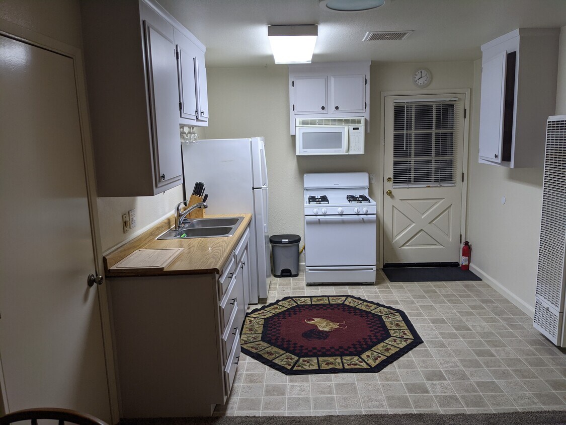 Kitchen - 5567 E Bonnyview Rd