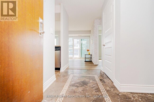 Photo du bâtiment - 215 Queen St E