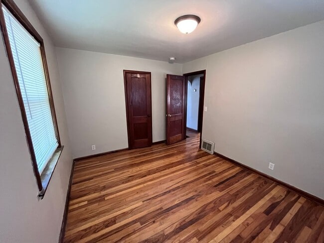 Building Photo - 3 Bedroom House