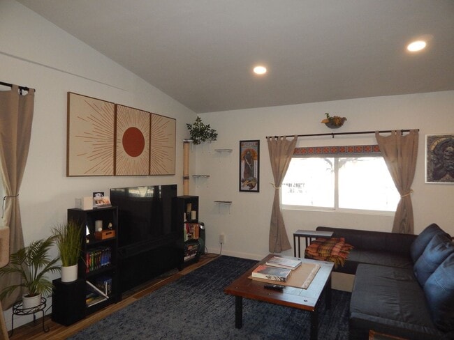 Foto del edificio - 3 Bedrooms - 2 Baths in Central Tucson