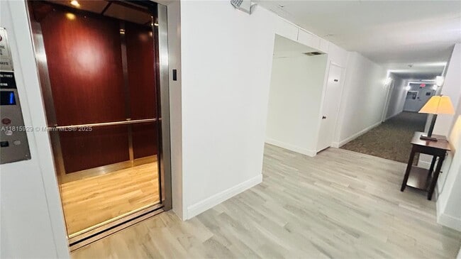 Foto del edificio - 250 NE 20th St