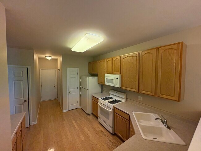Foto del edificio - 2221 Stoughton Dr