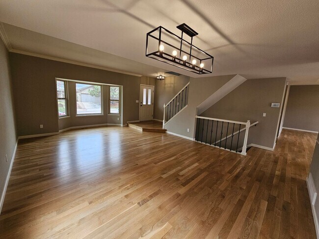 Foto del edificio - 5 Bed 4 Bath Home on the West Side!!