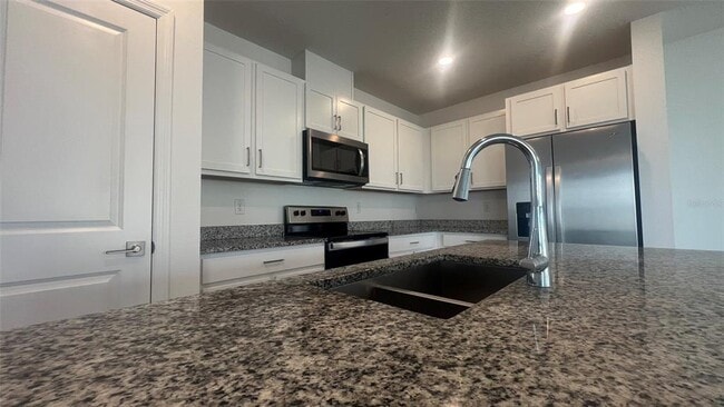 Foto del edificio - 692 Stoney Pointe Cir