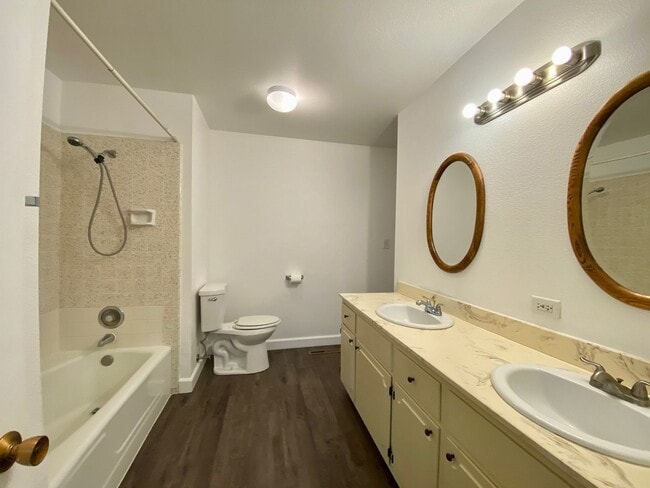 Foto del edificio - $2,250 Herndon & First, Spacious 4 Bedroom...