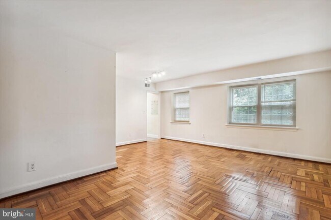 Building Photo - 1320 Fort Myer Dr