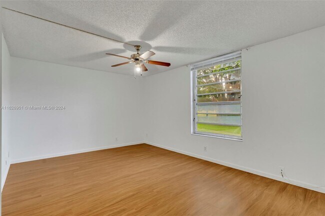 Foto del edificio - 8310 Sands Point Blvd
