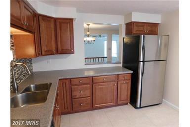 Building Photo - 3 bedrooms, 2 full, 2 half baths, finished...