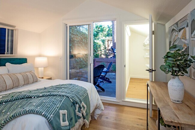 Bedroom w walk-in closet - 2151 Oakley Ave