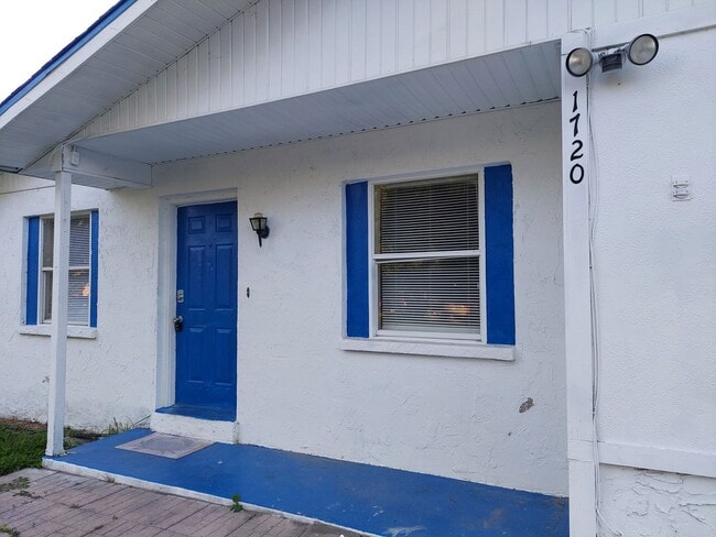 Building Photo - 4 Bedroom, 2 Bathroom House in Lakeland