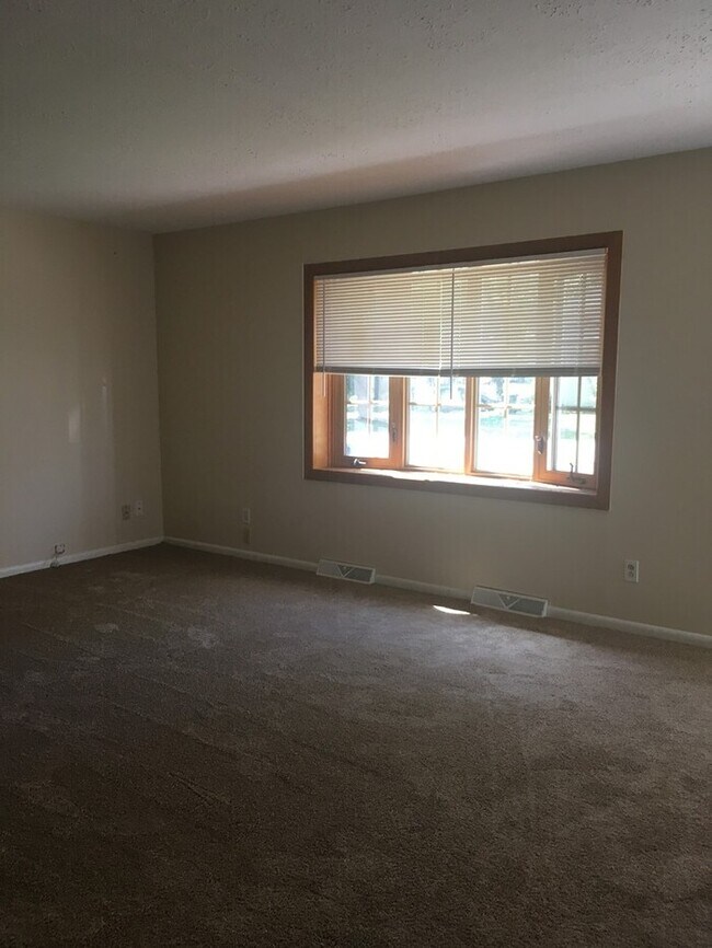 Building Photo - 3351 Hi-Wood Stow Ohio- 3 Bedroom 1/2 bath