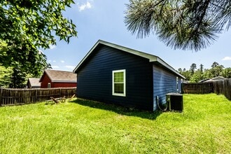 Building Photo - 134 Varsity Dr