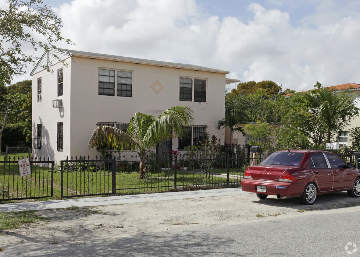 Foto del edificio - 830 NE 124th St