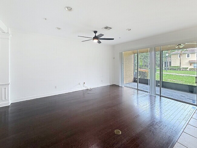 Building Photo - Beautiful 3 Beds and 2.5 Baths townhome with 2 car garage in Stonebridge Commons!