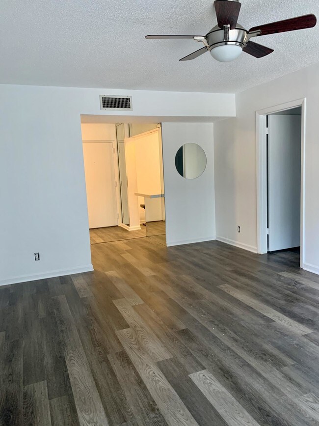 Building Photo - 480 NW 20th Street 114 Boca Raton Fl 33431