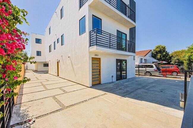 Foto del edificio - 2851 S Victoria Ave