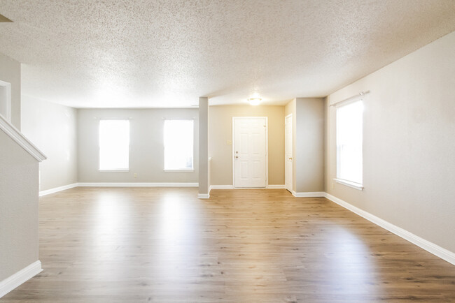 Building Photo - Fabulous 3 Bedroom