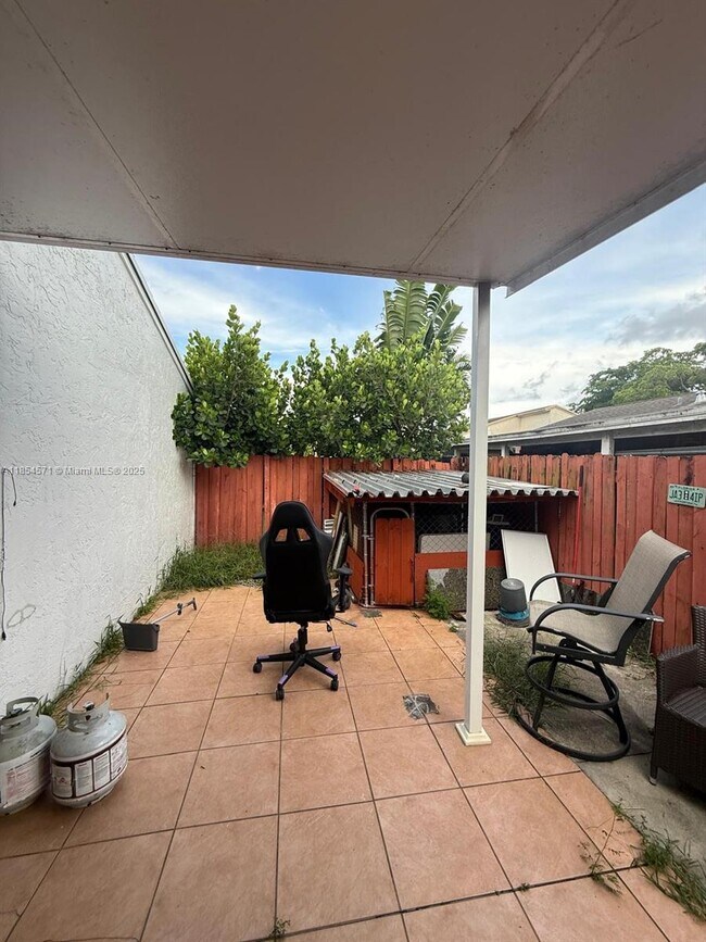 Foto del edificio - 19831 NW 65th Ct