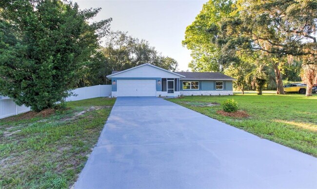 Foto del edificio - Recently updated, custom 3/2/2 on fenced c...