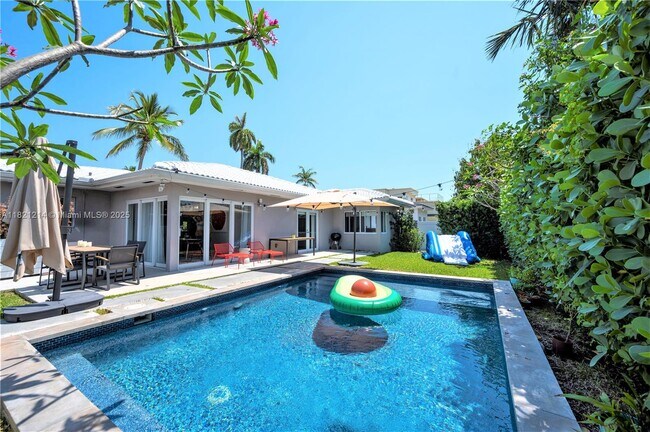 Foto del edificio - 920 W 43rd Ct
