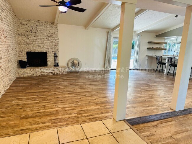 Foto del edificio - 9077 N Fowler Ave