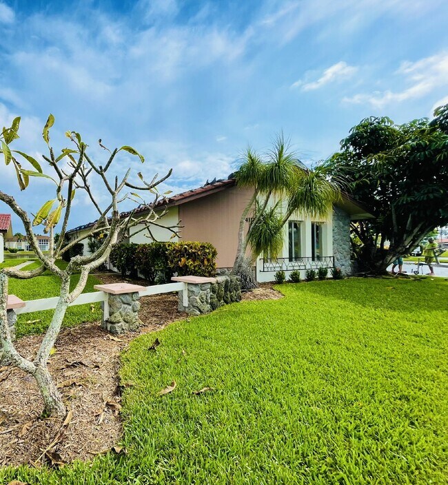 Foto del edificio - Updated 2-bedroom waterfront duplex with walk-in closets, enclosed Florida room, and canal views ...