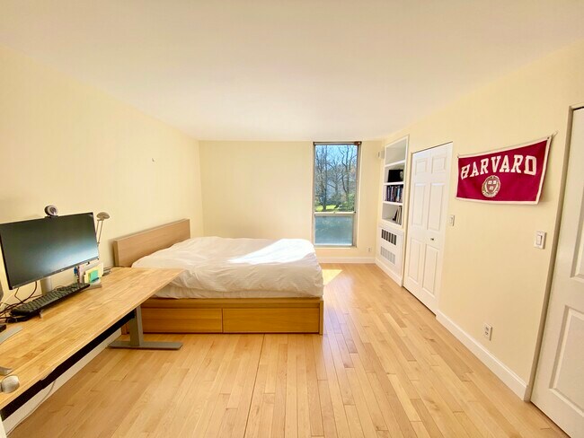 Building Photo - 99 Pond Ave