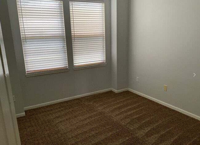 Foto del edificio - 115-115 Bradley Ct