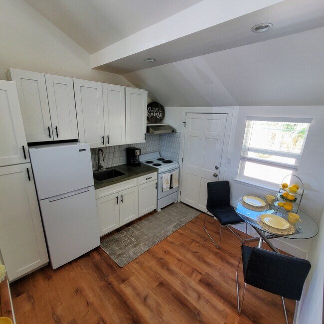 Building Photo - 225 Chism St