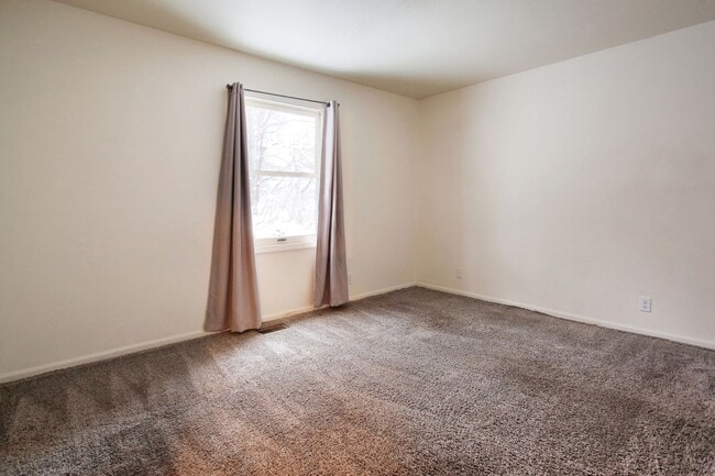 Foto del edificio - Two Bedroom - Ground Floor - Attached Garage