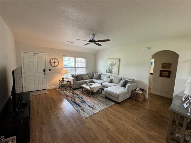 Foto del edificio - 5214 W Cross Creek Blvd