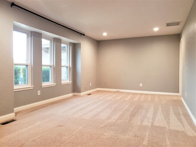 Building Photo - Stunning Single Family in Willow Creek Est...