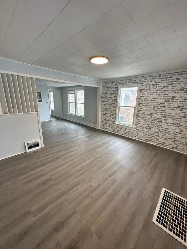 Building Photo - 1135 W Elliot