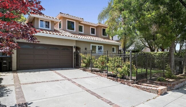 Building Photo - 5 br, 3 bath House - 2830 Hacienda Street