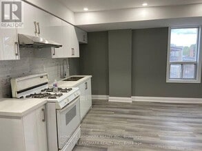 Building Photo - 610 Bloor St W